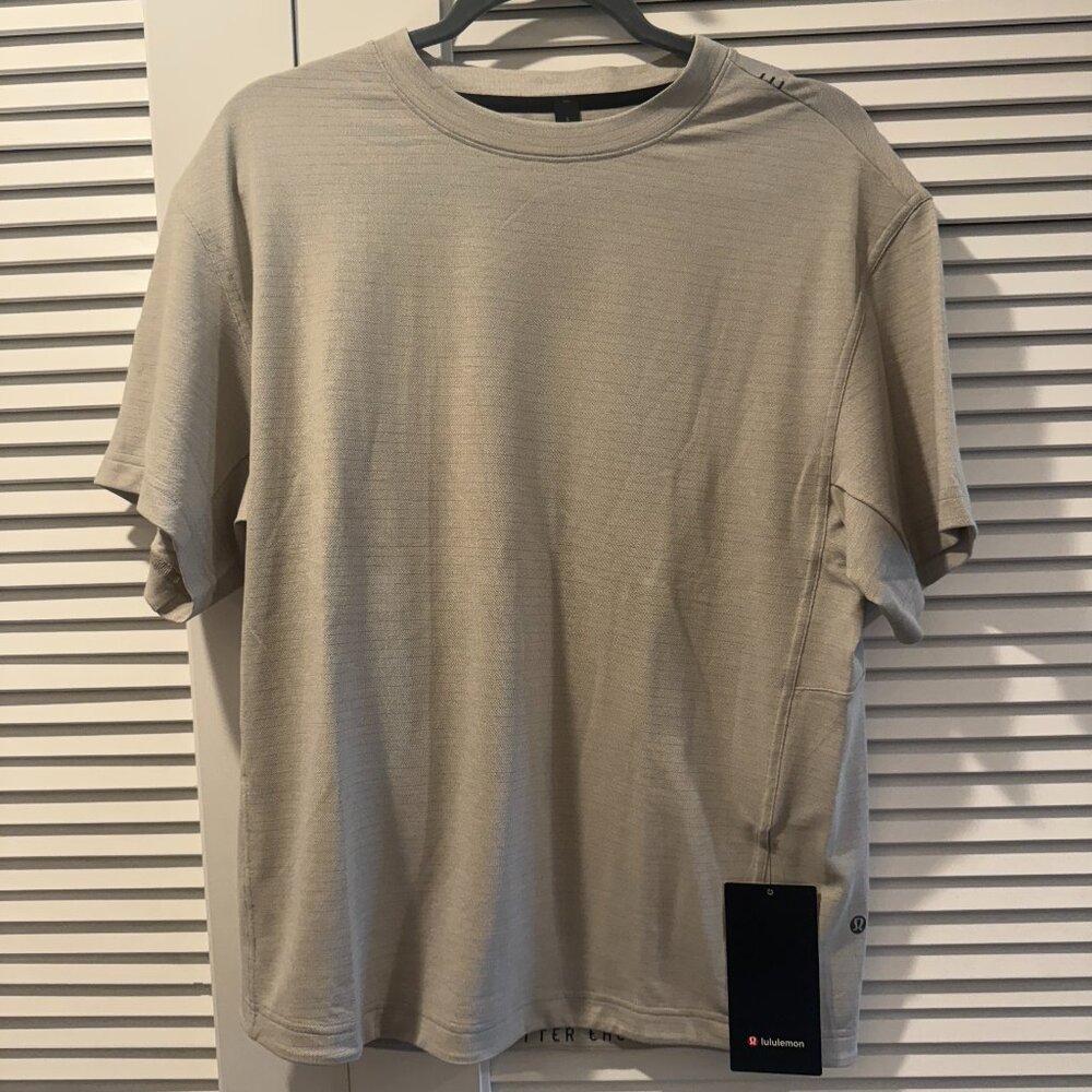 Small beige Lululemon Relaxed Fit Train SS